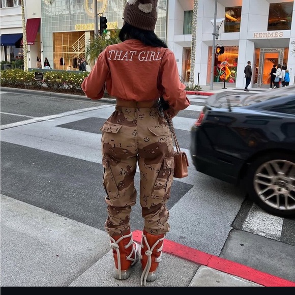 Minaa Monroe That Girl Long Sleeve Cropped Shirt. 
Charcoal Gray - Picture 3 of 3